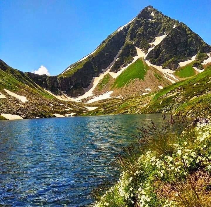 🍂Осень - самое красочное и скоротечное время в горах. Реки затихают, а ясное, прозрачное небо смыкается с красно-жёлтыми склонами гор. Но век красок короток — неделя-другая, и склоны посереют до лета.Нужно спешить…